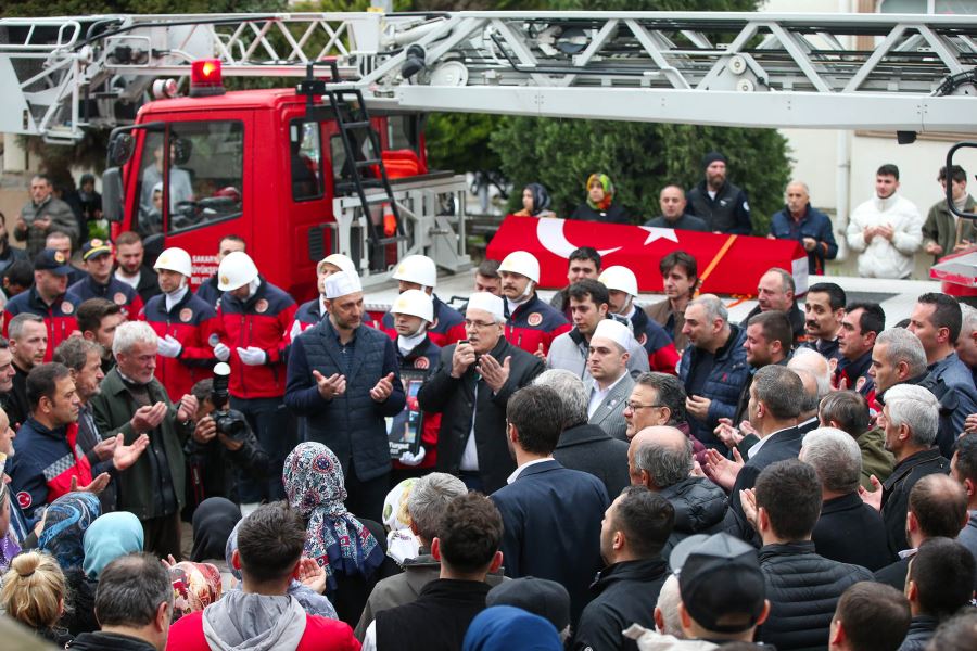 Büyükşehir'in şehit itfaiye eri dualarla uğurlandı